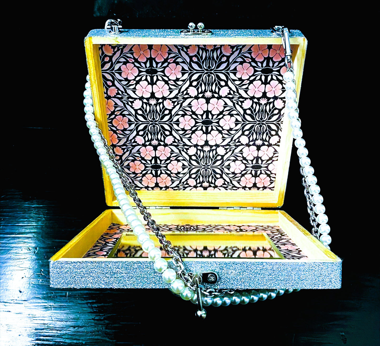 Box Purse Silver Tiki Bobette