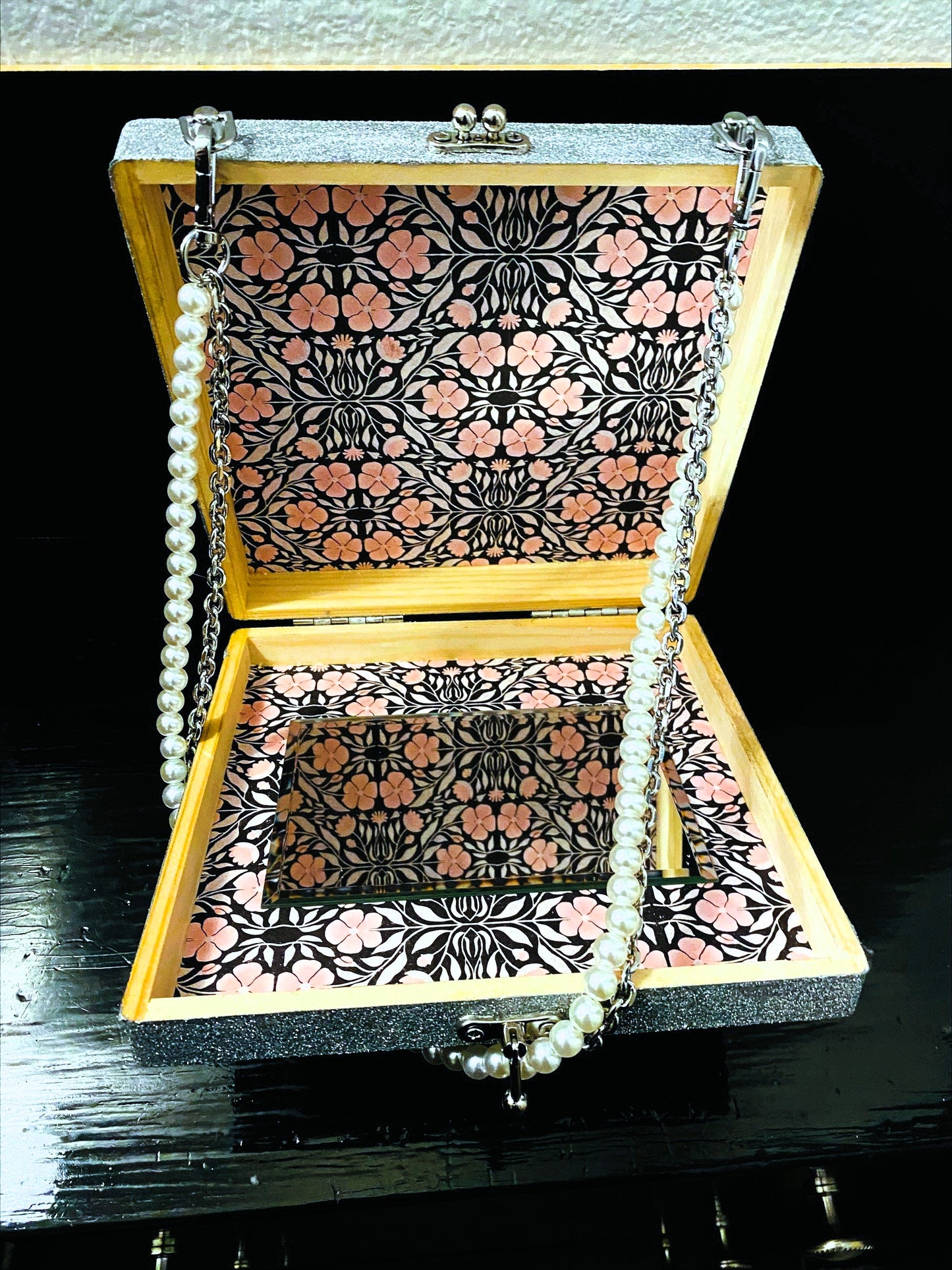 Box Purse Silver Tiki Bobette